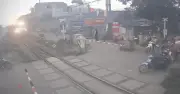Thót tim cảnh xe máy băng qua đường sắt, tài xế thoát chết trong gang tấc