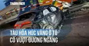 Thót tim khoảnh khắc tàu hỏa húc vang ô tô kẹt giữa thanh chắn đường ngang tại Hà Nội