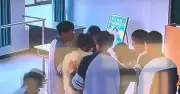 Thầy cô giáo loạng choạng rời lớp, 9 học sinh lẳng lặng theo làm ngay một việc