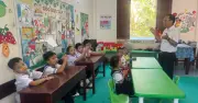 Thầy giáo 55 tuổi ra Trường Sa dạy học, con gái nhận: 'Ba là niềm tự hào'