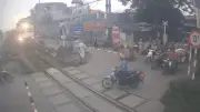 Tài xế mô tô thoát chết trong gang tấc khi cố tình lao qua đường ray tàu hỏa