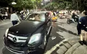 Tài xế Mercedes vi phạm nồng độ cồn, gây tai nạn liên hoàn tại khu đô thị Hà Nội