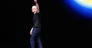 Tim Cook Rời Ghế CEO Apple, John Ternus Kế Nhiệm Trong Bối Cảnh Thách Thức AI