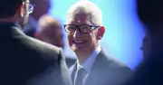Tim Cook Rời Ghế CEO Apple Sau 15 Năm: Những Di Sản Vàng Và Thách Thức Mới