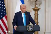 Tổng thống Mỹ Donald Trump tuyên bố gia hạn lệnh ngừng bán vũ khí với Iran