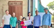 Trao hơn 72 triệu đồng đến bé Kim Ngân bị bại não mồ côi cha tại Hà Tĩnh