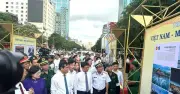 Triển lãm ảnh Việt Nam - Một dải non sông và TP.HCM vang mãi khúc khải hoàn khai mạc tại phố đi bộ Nguyễn Huệ