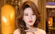 Triệu Lộ Tư Tỏa Sáng Với Phong Cách 'Nữ Thần Thanh Xuân' Tại Sự Kiện