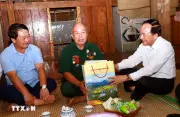 Trưởng Ban Tuyên giáo và Dân vận TW tri ân các gia đình chính sách tại Tuyên Quang