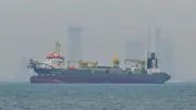 Trump tuyên bố Mỹ có thể kiểm soát eo biển Hormuz, Iran bắn rơi máy bay Mỹ