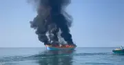 Tàu cá 19 mét bốc cháy dữ dội trên biển Phan Thiết, nhiều ngư dân hỗ trợ chữa lửa
