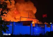 Vụ cháy lớn kèm nhiều tiếng nổ tại cơ sở sản xuất sơn ở TP.HCM
