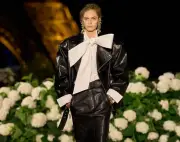 Vì sao combo áo sơ mi trắng và váy đen không bao giờ lỗi mốt?