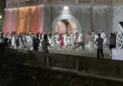 Video: Cảnh du khách ùa vào Đại Nội Huế như ong vỡ tổ
