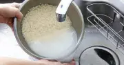 Vo gạo trước khi nấu: Thói quen nhỏ, lợi ích lớn chống ung thư và vi nhựa