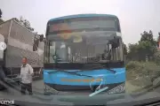 Vượt ẩu, tài xế xe buýt ép xe con dừng đỗ gây tranh cãi giao thông