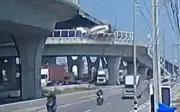 Xe Trộn Xi Măng Rơi Từ Cầu Vượt Ở Thái Lan, Tài Xế Sống Sót Thần Kỳ