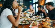 Xu hướng 'bữa ăn không điện thoại' lan rộng tại Mỹ, khôi phục tương tác thực
