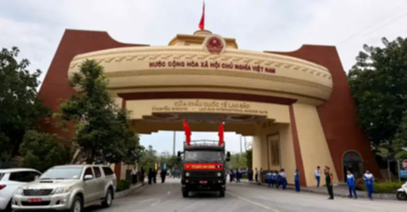 28 hài cốt liệt sĩ tình nguyện, chuyên gia Việt Nam hy sinh tại Lào về nước