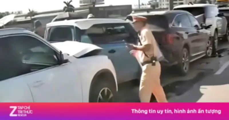 5 ô tô tông liên hoàn trên đường Võ Văn Kiệt, Hà Nội