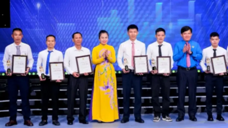 8 công nhân xuất sắc nhận Giải thưởng 'Công nhân Nghệ An làm theo lời Bác'