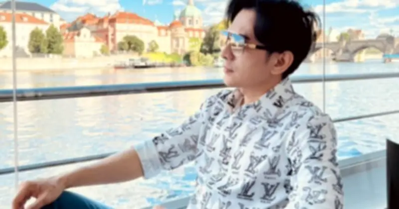 Đan Trường mở quán cà phê tại TP.HCM, khách xếp hàng không có chỗ đứng