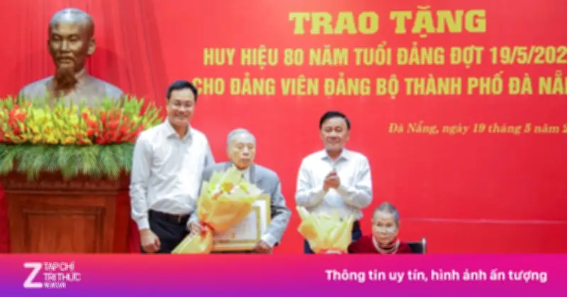 Bộ Chính trị yêu cầu lãnh đạo trực tiếp trao Huy hiệu 80 năm tuổi Đảng