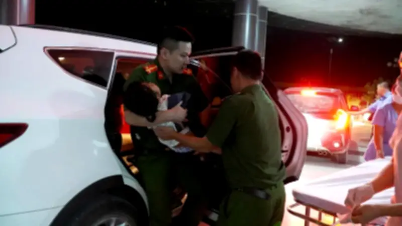 Bé gái 5 tuổi đi lạc trong rừng Pá Nhạc, may mắn được cứu sống