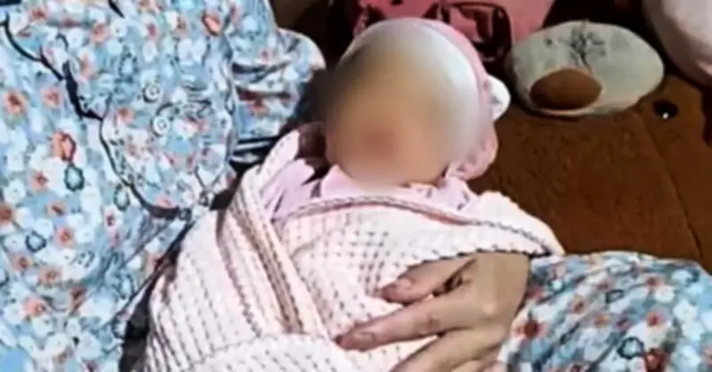 Bé gái bị bỏ rơi cùng lời nhắn 'con là sinh viên tự sinh tại phòng trọ'