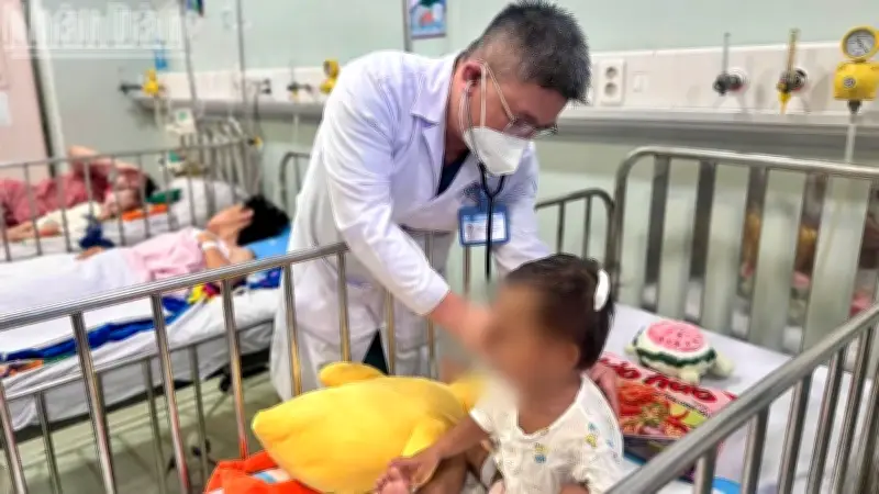 Bé gái bị mẹ ruột và người tình đánh đập nguy kịch, hai đối tượng bị bắt
