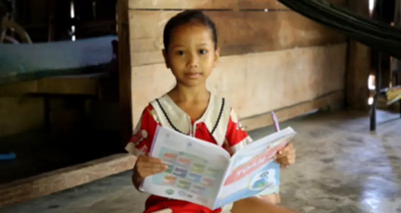 Bé gái người Cà Đông mặc tàn màu bám sinh khát khao được tiếp tục đến trường