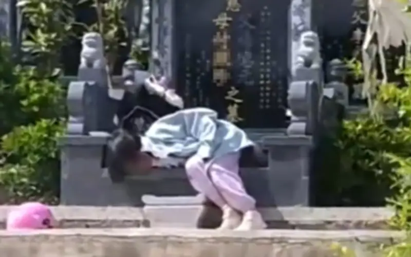 Bé gái nhất quyết ngủ cạnh mộ ông bà khiến triệu người xúc động