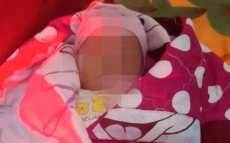 Bé gái sơ sinh bị bỏ rơi trong đêm cùng lời nhắn nhờ nuôi dưỡng