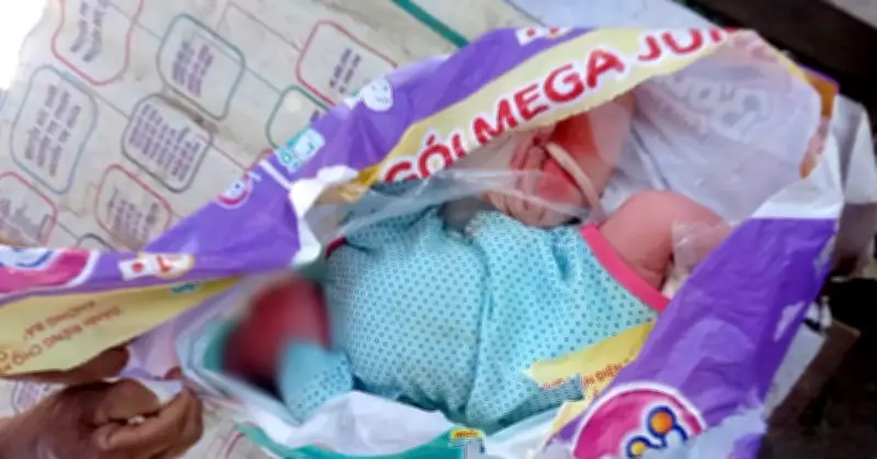 Bé gái sơ sinh chưa cắt dây rốn bị bỏ rơi giữa trưa nắng