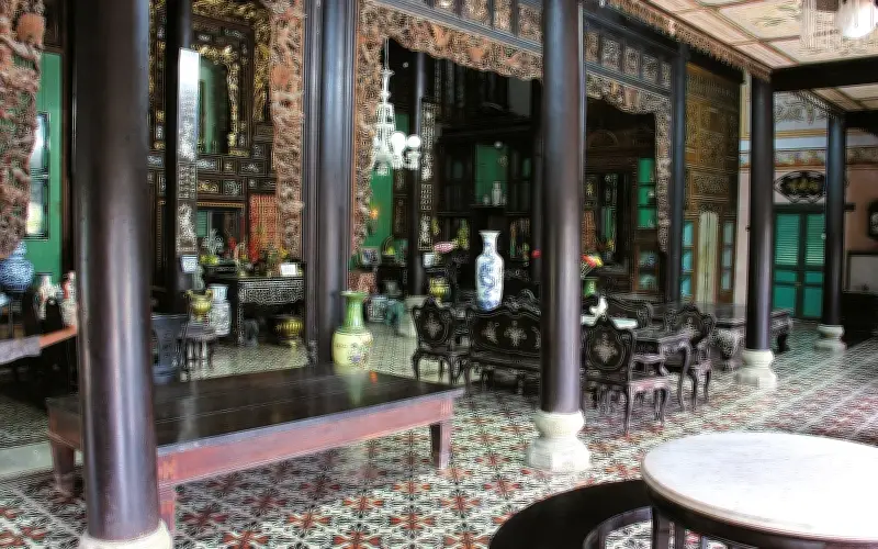 Bí mật tư thế ngồi: Vì sao bạn thờ bắt buộc phải tựa lưng vào tường?