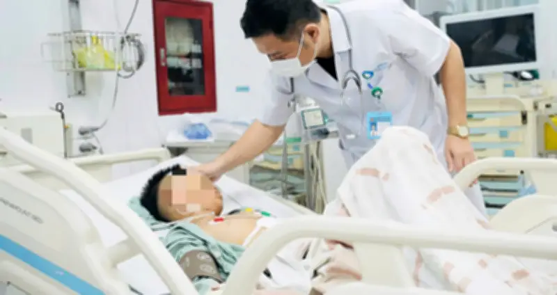 Bị đá quả bóng vào bụng, bé trai 13 tuổi nguy kịch
