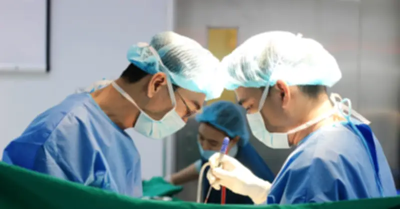 Bỏ qua tín hiệu cảnh báo, người phụ nữ 26 tuổi có khối u buồng trứng 10 cm