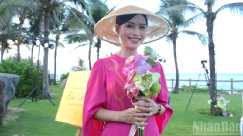 Bộ sưu tập 'Em Sen' của Quyên Nguyễn: Tôn vinh vẻ đẹp phụ nữ Việt qua hoa sen và áo dài