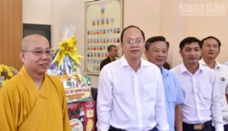 Bí thư Tỉnh ủy Cà Mau thăm chùa Long Phước nhân mùa Phật đản