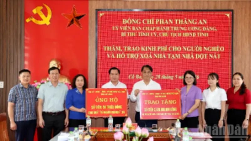 Bí thư Tỉnh ủy Cao Bằng trao gần 16 tỷ đồng hỗ trợ hộ nghèo vùng khó khăn