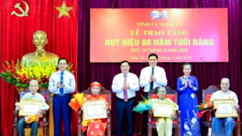 Bí thư Tỉnh ủy Nghệ An trao Huy hiệu 80 năm tuổi Đảng cho 4 đảng viên lão thành
