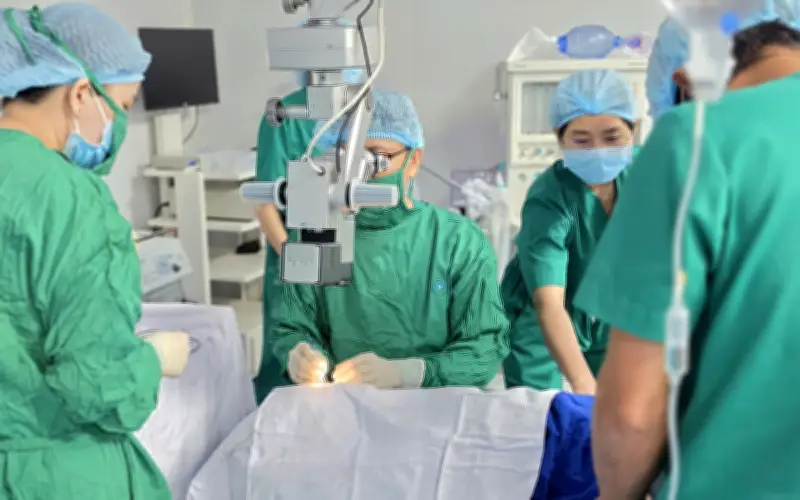 Bé trai 10 tuổi gần như chỉ thấy sáng tối cải thiện thị lực sau phẫu thuật đục thủy tinh thể
