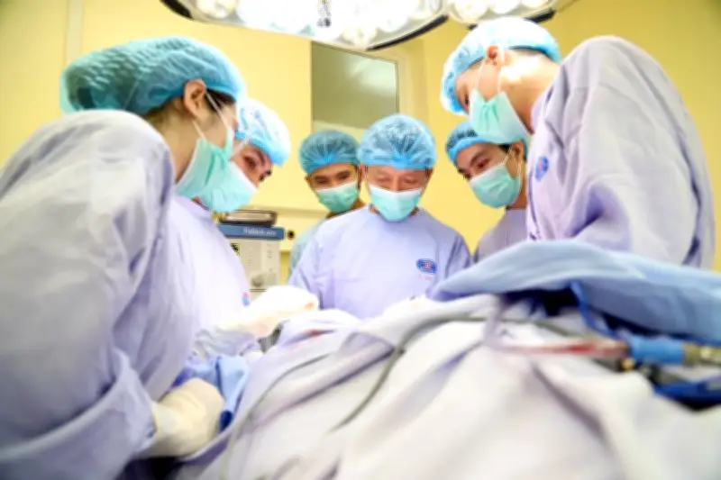 Bé trai 16 tuổi mắc ung thư da vùng thái dương, được phẫu thuật thành công nhờ sự hỗ trợ