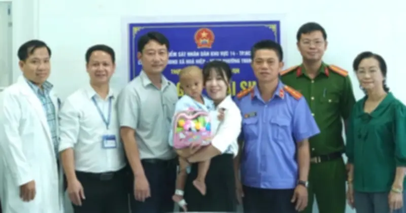 Bé trai 2 tuổi bị bạo hành dã man ở TP.HCM đã được trao giấy khai sinh
