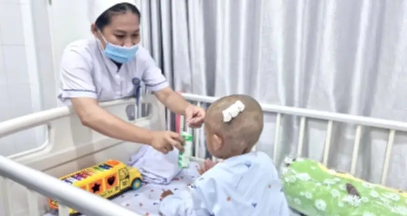 Bé trai 2 tuổi bị mẹ và cha dượng bạo hành sẽ được cấp giấy khai sinh trước 11/5