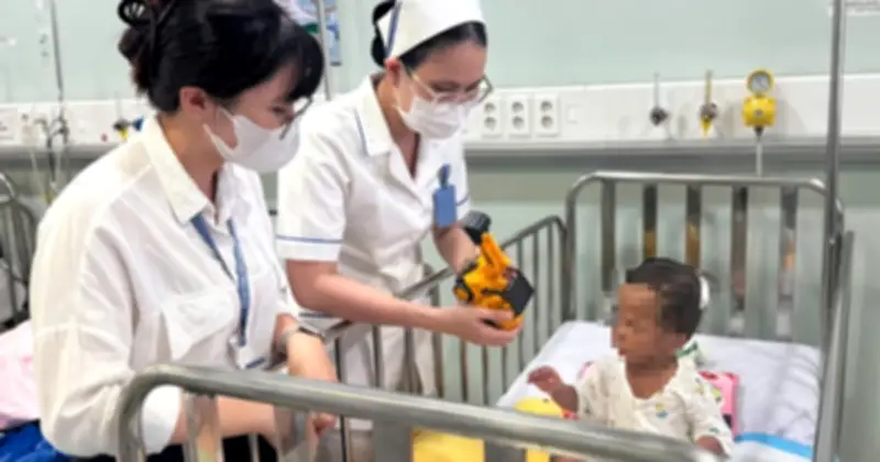 Bé trai 2 tuổi bị mẹ và người tình bạo hành dã man: Đã vui hơn sau điều trị