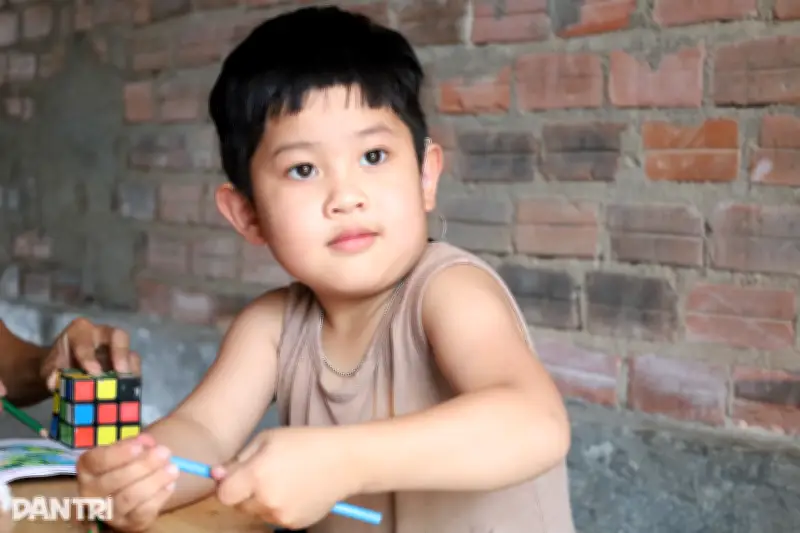 Bé trai 5 tuổi cơ hội nghe nói nhờ hơn nửa tỷ đồng từ bạn đọc