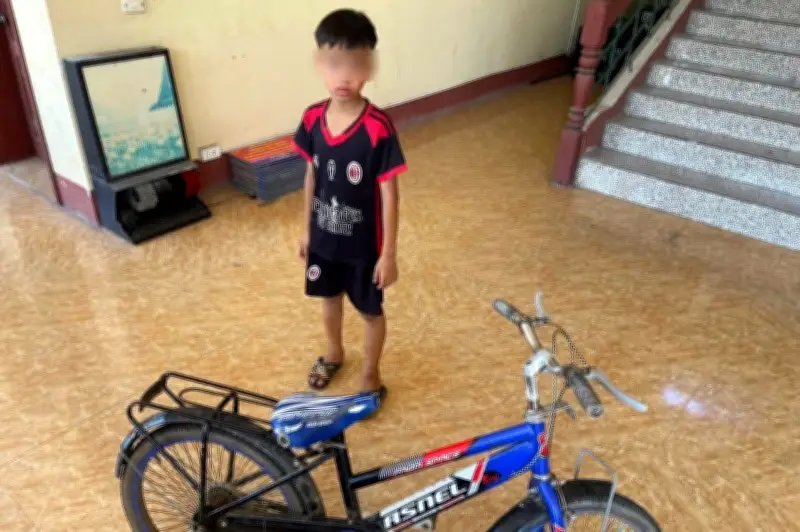 Bé trai 9 tuổi đạp xe lạc hơn 35km từ Nghệ An sang Hà Tĩnh