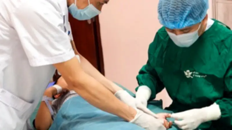 Bé trai bị máy bào vỏ quế cuốn nát bàn tay, bác sĩ phẫu thuật cấp cứu