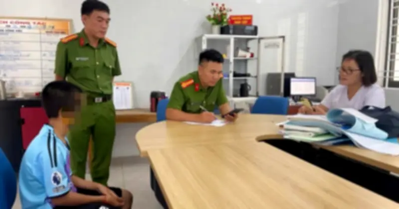 Bé trai ở Nghệ An tố bị bố và mẹ kế bạo hành, cô họ đăng clip cầu cứu